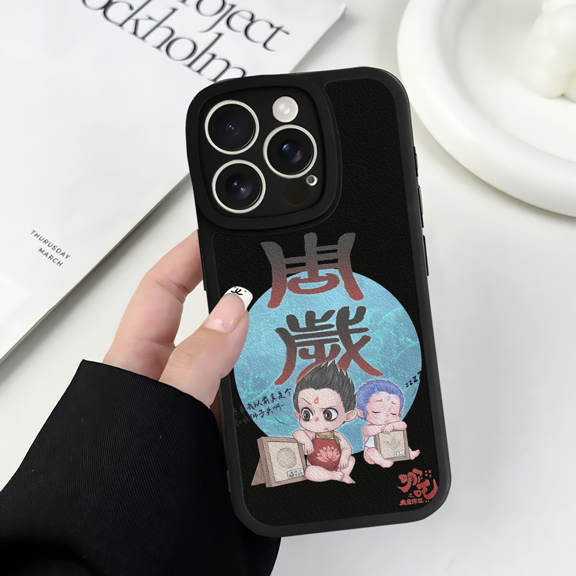 （画像用） Ne Zha 2 ナタ 魔童の大暴れ 【iPhone 16シリーズ対応】シリコンスマホケース（レザー調） 材質：シリコン